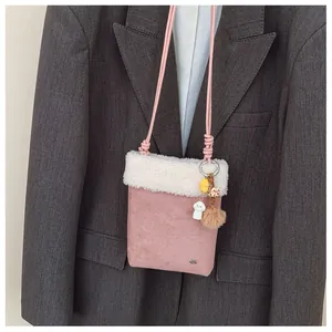 Détail du mini sac bandoulière rose en peluche avec bordure en fausse fourrure