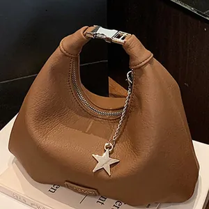 Borsa hobo vintage color caramello con ciondolo a stella e fibbia in metallo