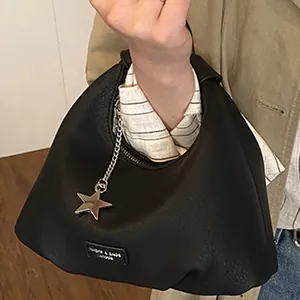 Elegante borsa a secchiello nera a mezzaluna con catena argento e ciondolo a stella