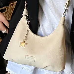 Elegante borsa hobo a mezzaluna bianco crema da donna con ciondolo a stella dorata