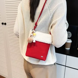 Sac bandoulière d'hiver en peluche rouge et blanc avec breloques et bandoulière
