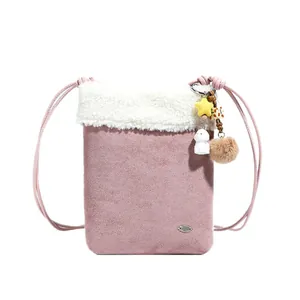 Sac bandoulière rose chic avec bordure en peluche et pendentifs mignons et doux