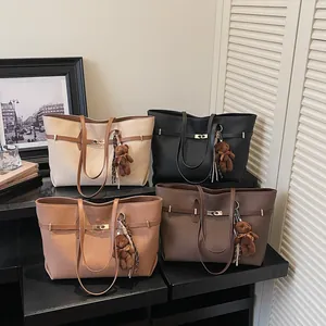 Large capacity tote bags in four colors with metal buckles and cute bear charms