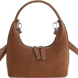 Braune Halbmond-Tasche aus Wildlederimitat mit Kontrastnähten und Schultergurt