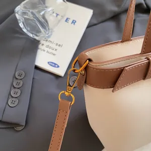 Dettaglio ravvicinato della borsa patchwork scamosciata retrò con fibbie in metallo dorato