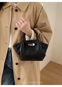 Details der schwarzen Lederhandtasche mit Lychee-Maserung und Silberverschluss