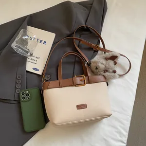 Dettagli della borsa patchwork in pelle scamosciata con ciondolo a forma di coniglio