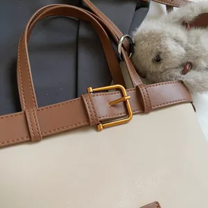 Dettaglio della borsa in ecopelle con patchwork scamosciato e fibbia in metallo dorato