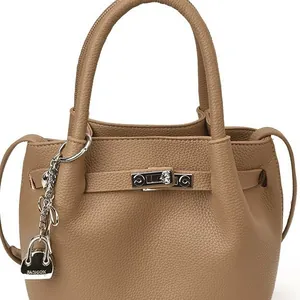 Braune Beuteltasche mit Litschi-Maserung, silbernem Metallschloss und Anhänger auf Weiß
