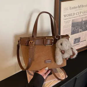 Borsa Tote da Donna in Pelle Scamosciata Vintage con Cuciture Retro PU Pelle Tracolla con Ciondolo Coniglio Grande Capacità Moda