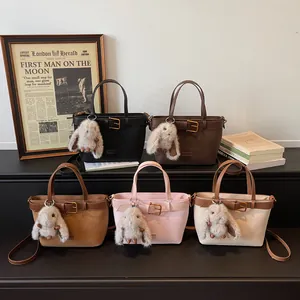 Borse tote rétro in ecopelle scamosciata in cinque colori con ciondoli a forma di coniglio