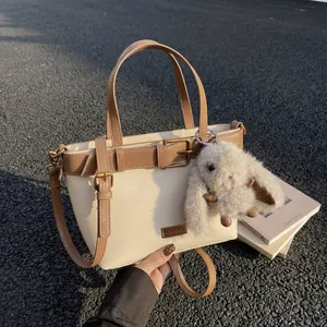 Borsa tote retrò in pelle scamosciata patchwork crema e marrone con ciondolo a coniglietto