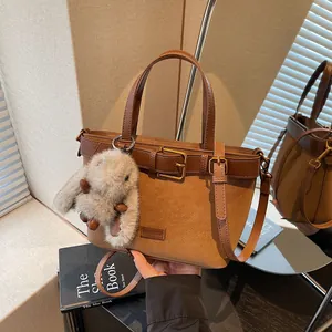 Borsa a mano vintage in patchwork di camoscio marrone con fibbia e ciondolo a coniglio