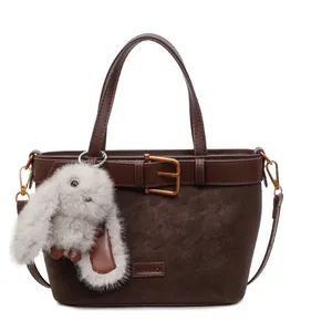 Borsa vintage in pelle scamosciata marrone scuro con fibbia in bronzo e peluche