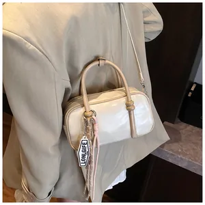 Vue détaillée arrière d'un sac Boston crème avec texture cuir et étiquette