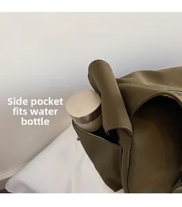 Vue détaillée d'un grand sac bandoulière olive montrant la poche latérale pour gourde