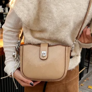 Borsa a spalla beige testurizzata da donna con fibbia e tracolla regolabile