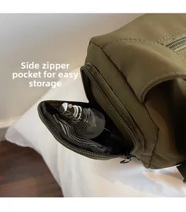 Détail de la poche latérale zippée d'un sac de voyage en nylon vert olive pour rangement