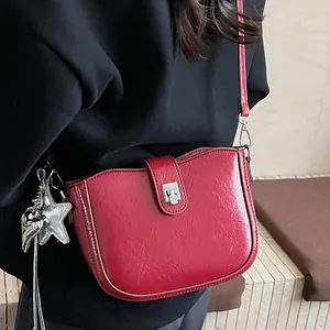 Borsa a tracolla rossa minimalista in ecopelle con ciondolo a stella e fibbia argento