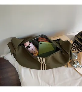 Vue intérieure du grand sac bandoulière vert armée montrant le rangement d'objets