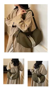 Détail macro du sac bandoulière vert militaire avec trois rayures et poche latérale à pression