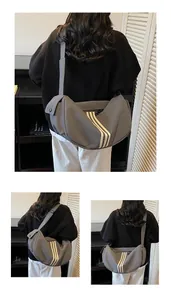 Vues détaillées du sac messager gris avec trois bandes blanches et bandoulière