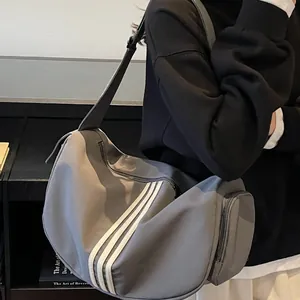 Grand sac à bandoulière en nylon gris foncé avec sangle réglable pour le quotidien