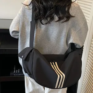 Grand sac à bandoulière noir avec rayures blanches pour le quotidien et les loisirs