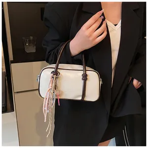 Détail du sac Boston avec logo Miaoer & Bags, poignées brunes et charms décoratifs