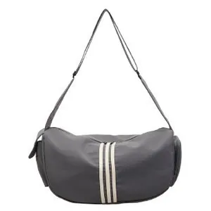 Grand sac bandoulière en nylon gris foncé avec rayures blanches et sangle réglable