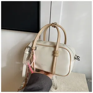 Détail du sac Boston avec anses en cuir et lettrage Madre & Bags embossé