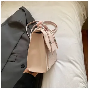 Makroaufnahme des hellrosa Rucksacks mit roten Punkten und weichem Plüschball-Zubehör