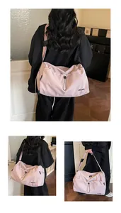 Detailansicht der rosa wasserdichten Sporttasche aus Nylon mit Kordelzug und Schultergurt