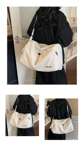 Details einer beigen Canvas-Reisetasche mit Kordelzug und verstellbarem Schultergurt