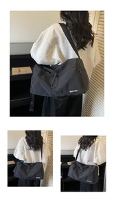 Makro-Detail der schwarzen wasserdichten Reisetasche mit Tunnelzug und Metallreißverschluss