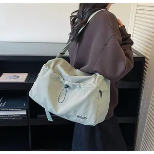 Nahaufnahme der minzgrünen Reisetasche mit Reißverschlusstasche und Schultergurt