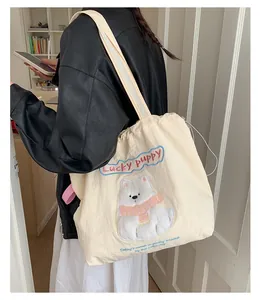 Detailansicht der beigen Canvas-Einkaufstasche mit süßem Lucky Puppy Cartoon-Print