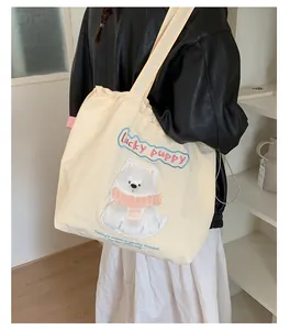 Detailaufnahme einer beigen Canvas-Tragetasche mit süßer Cartoon-Welpen-Stickerei