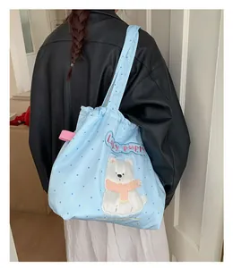Rückansicht einer hellblauen gepunkteten Stofftasche mit süßem Lucky Puppy Hundemotiv