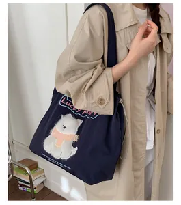 Detailansicht der marineblauen Canvas-Tasche mit 3D-Plüschwelpen und Lucky puppy Stickerei