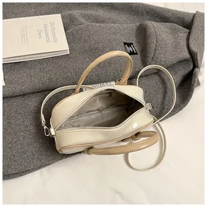 Détail intérieur du sac boston montrant le compartiment principal et la poche zippée