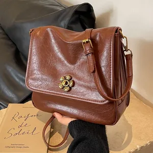 Retro large red-brown tote bag with vintage metal flower buckle and oily leather texture
