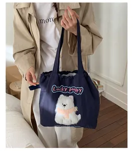 Detail der dunkelblauen Stofftasche mit Welpenstickerei und rosa Lucky Puppy Schrift