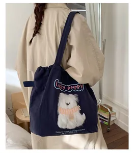 Detailansicht einer dunkelblauen Canvas-Tasche mit 3D-Plüschwelpen und Lucky Puppy-Schrift