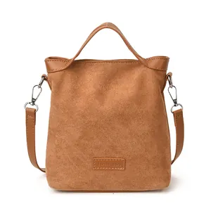 Sac à main vintage en daim caramel pour femme avec un design seau épuré et des détails argentés