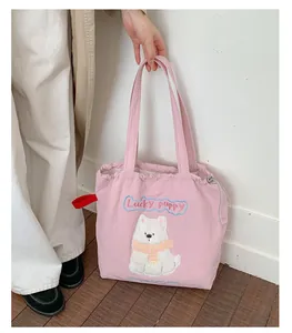 Detailansicht der rosa Kordelzug-Einkaufstasche mit Lucky puppy Motiv und rotem Band