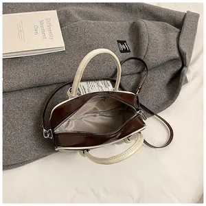 Détail du sac Boston montrant la doublure en tissu gris clair et l'espace intérieur