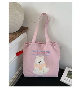 Detailansicht der pinken Nylon-Tragetasche mit Lucky Puppy Bestickung und Kordelzug