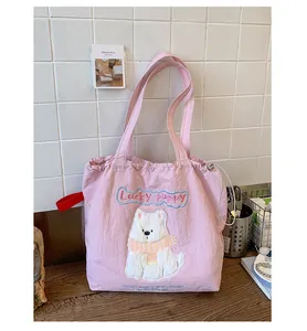 Detailansicht einer rosa Canvas-Tragetasche mit Lucky Puppy-Stickerei und Kordelzug
