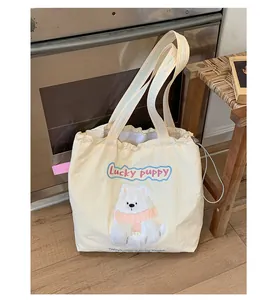 Detailansicht der cremefarbenen Canvas-Tasche mit 3D-Lucky Puppy-Stickerei und rosa Schal
